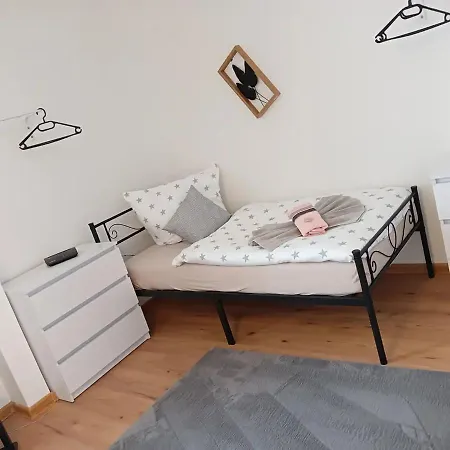 Stellas Monteurswohnungen דירה *